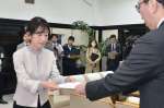 報告書を手渡す松元理恵子委員長＝２４日、鹿児島市役所