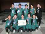 女子団体で３位に入った鳳凰の選手ら＝博多の森テニス競技場