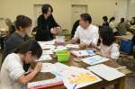 ワークショップの参加者にアドバイスする絹谷香菜子さん（中央）