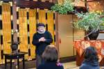 生け花について参拝者と話す上野雄次さん＝南九州市知覧の教行寺