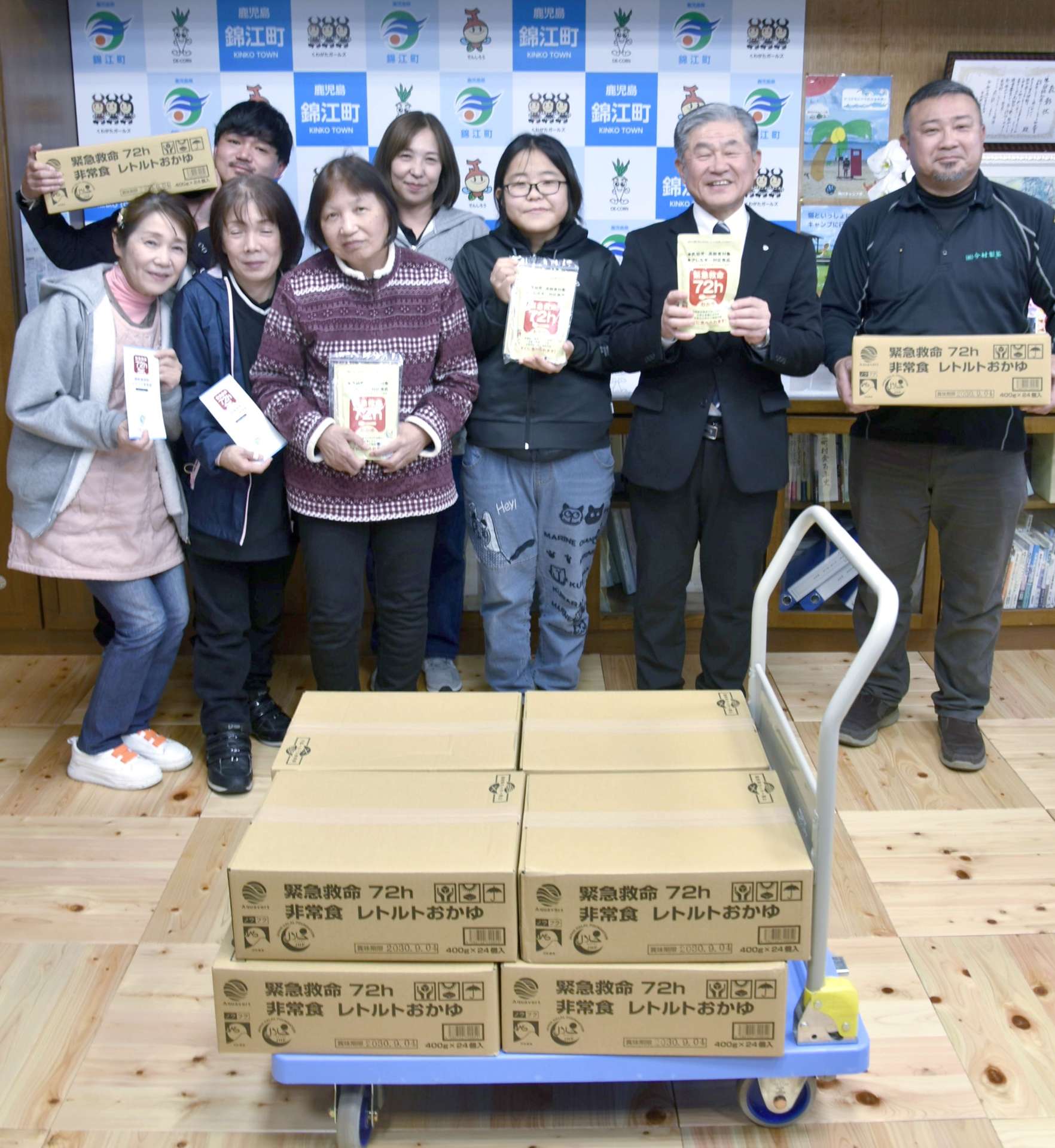 農福連携の非常食おかゆを納入し、笑顔の大隅半島ノウフクコンソーシアムのメンバーら＝錦江町役場