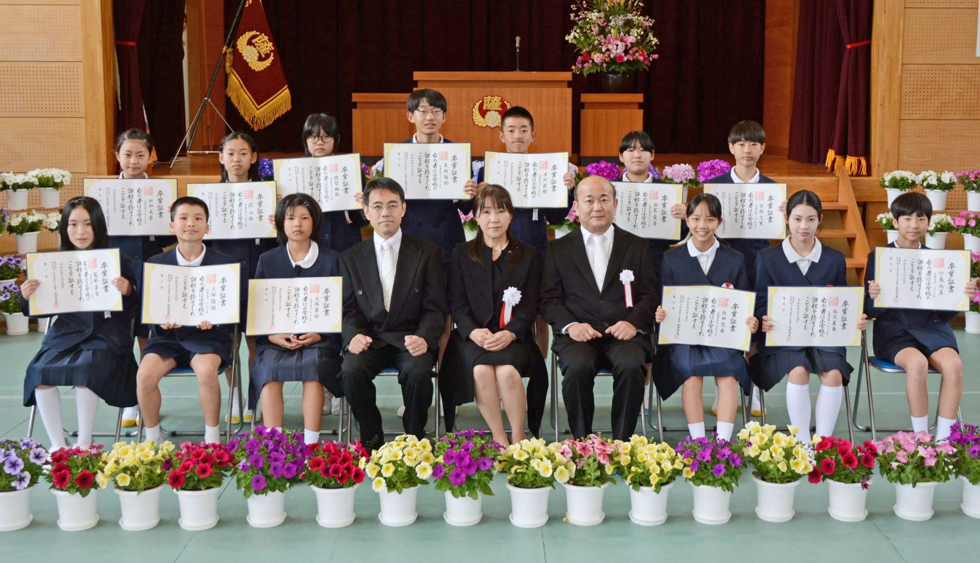 卒業証書を受け取った薩摩小学校の６年生＝２４日、さつま町中津川