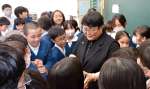 転出する担任の先生と別れを惜しむ児童＝鹿児島市の向陽小学校