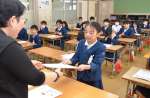 担任から修了証書を受け取る児童＝鹿児島市の向陽小学校