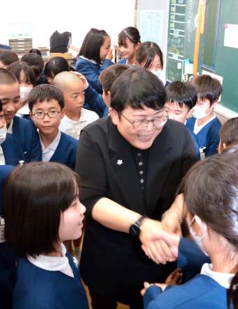 転出する担任の先生と別れを惜しむ児童＝鹿児島市の向陽小学校
