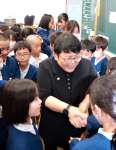 転出する担任の先生と別れを惜しむ児童＝鹿児島市の向陽小学校