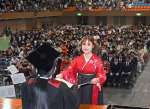 学位記を受けとる鹿児島大学大学院研究科の総代＝２５日、鹿児島市の県体育館