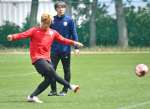 シュート練習をするＦＷ武＝ユニータ