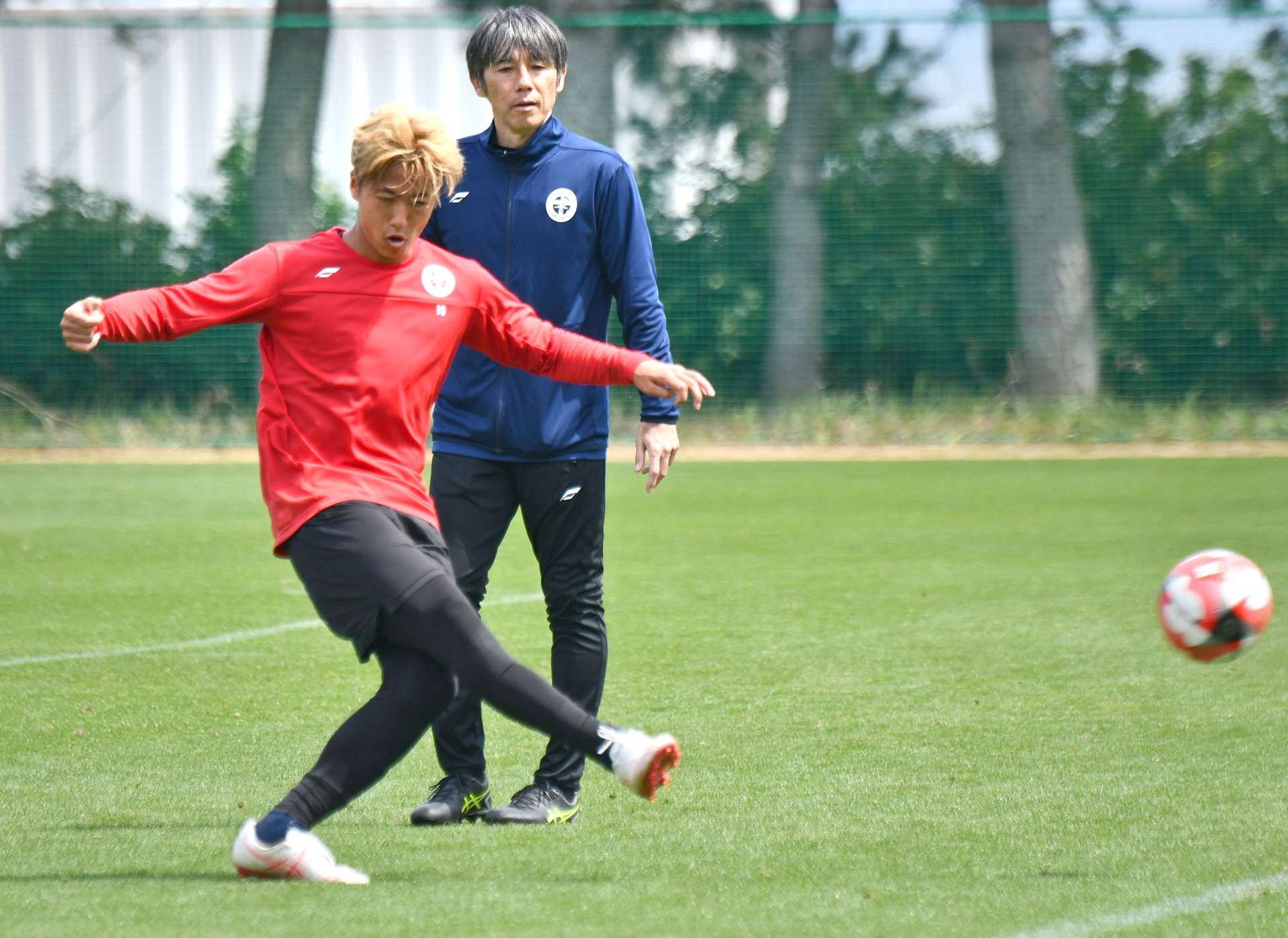 シュート練習をするＦＷ武＝ユニータ