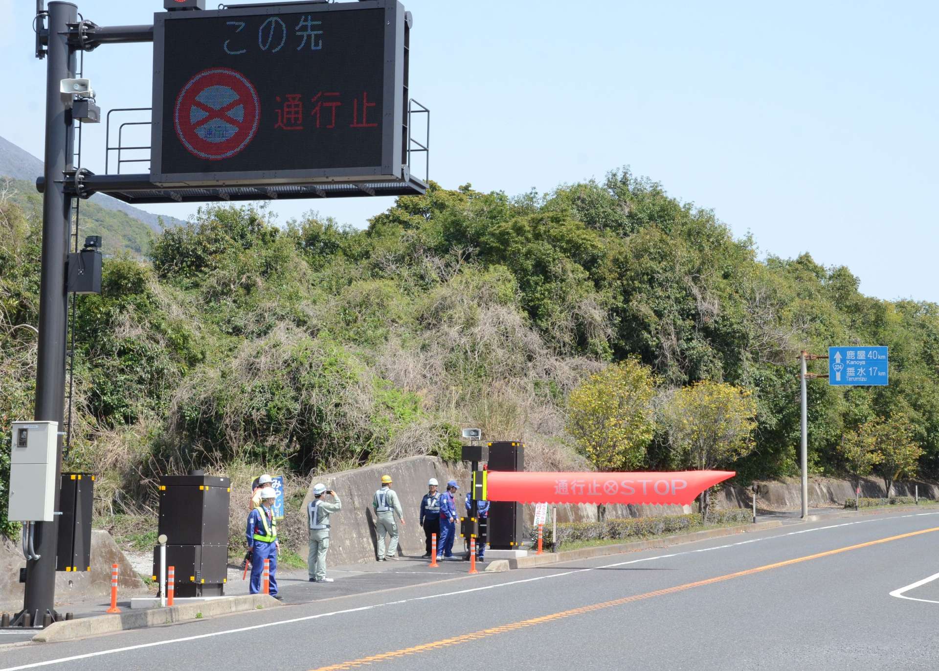 訓練でふくらむエアー式遮断機＝２５日、鹿児島市持木町の国道２２４号