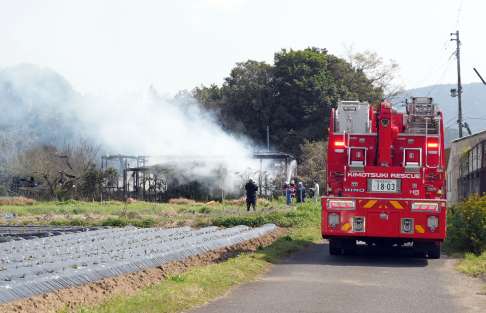 消火活動にあたる消防隊員ら＝２５日、鹿屋市南町