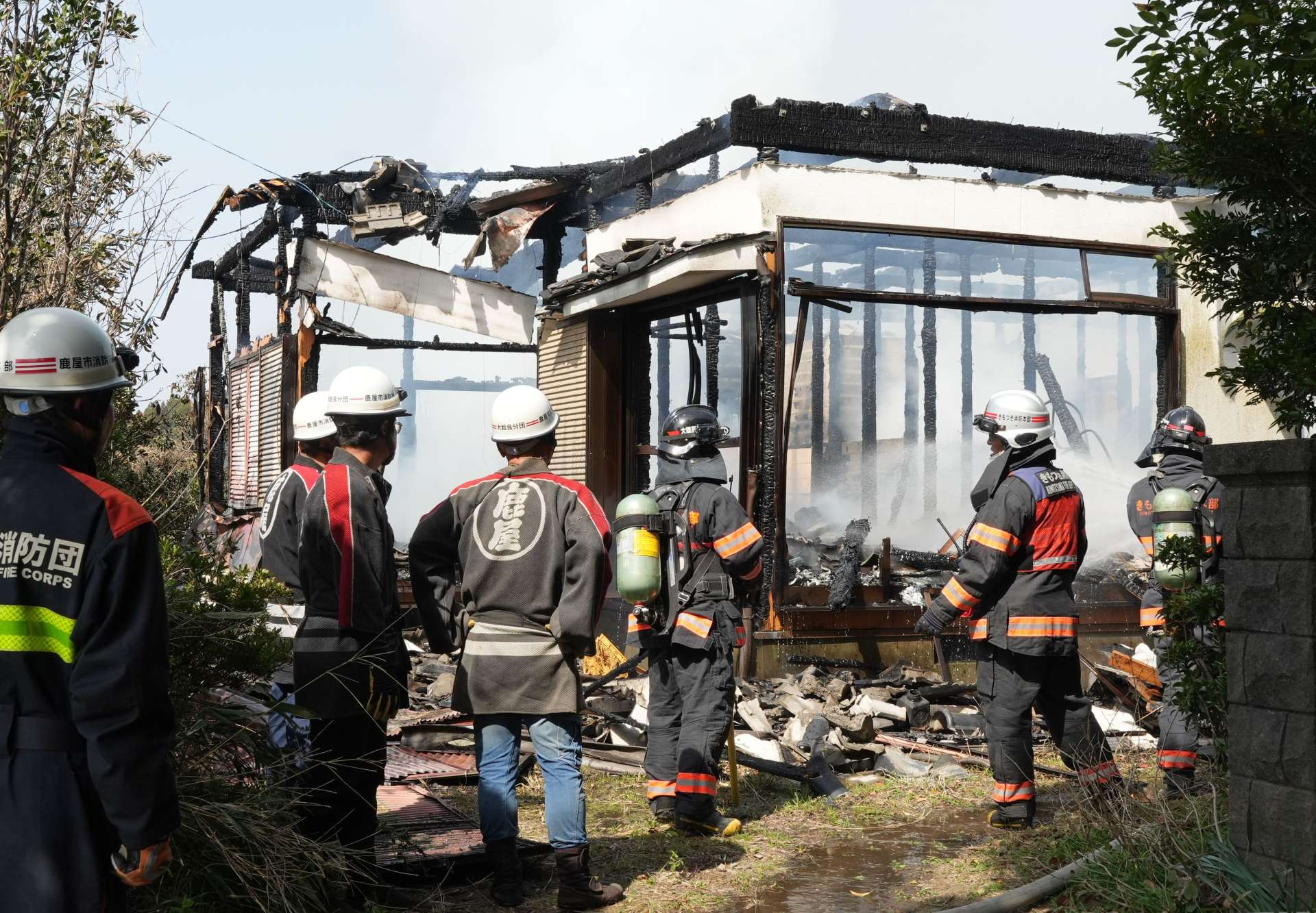 住家など２棟を全焼し１人の遺体が見つかった現場＝２５日、鹿屋市南町