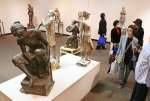 見る人が楽しめる作品が並ぶ会場＝２５日、鹿児島市立美術館