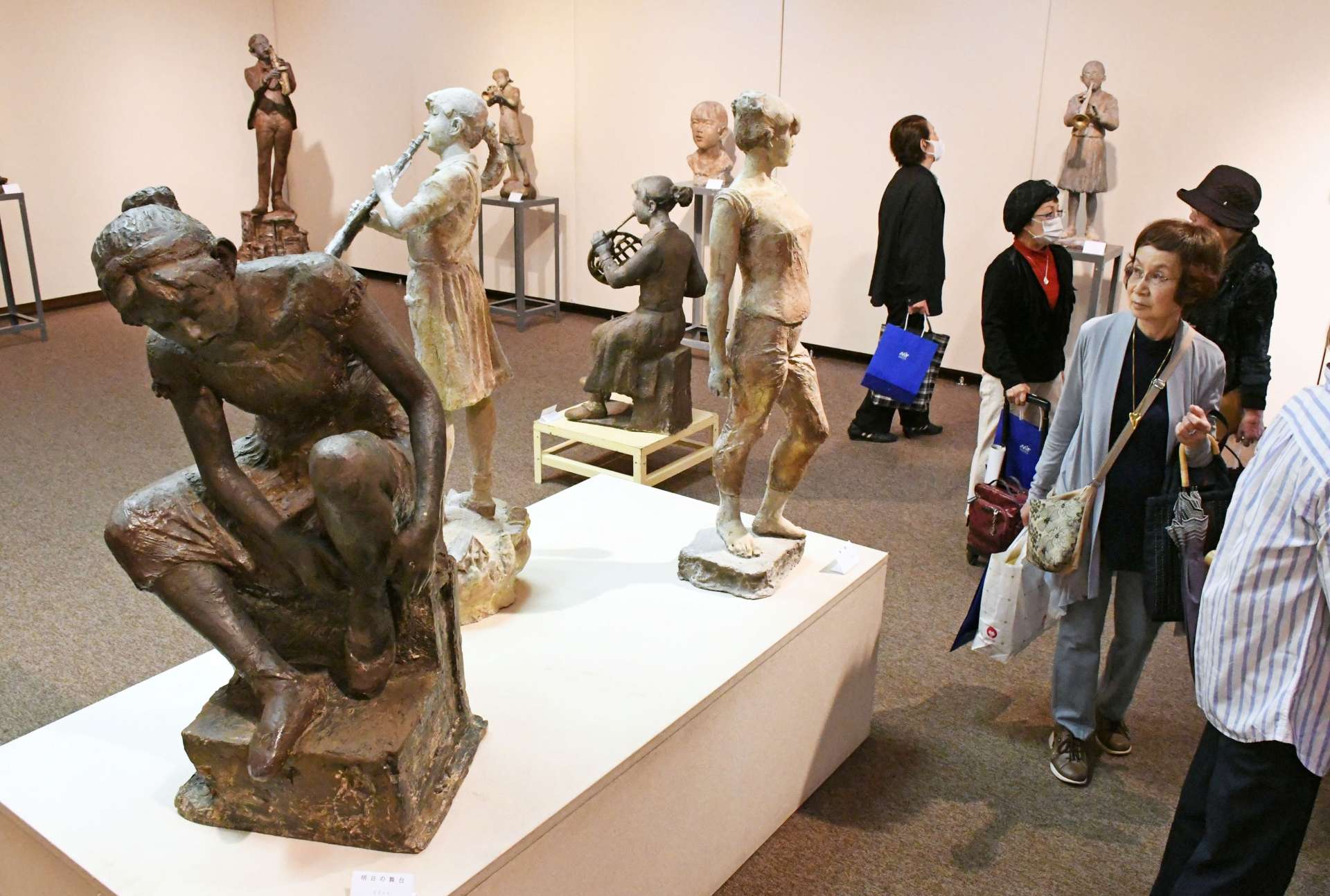 見る人が楽しめる作品が並ぶ会場＝２５日、鹿児島市立美術館