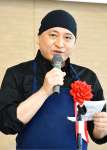 あみやたかしさん＝鹿児島市の南日本新聞社