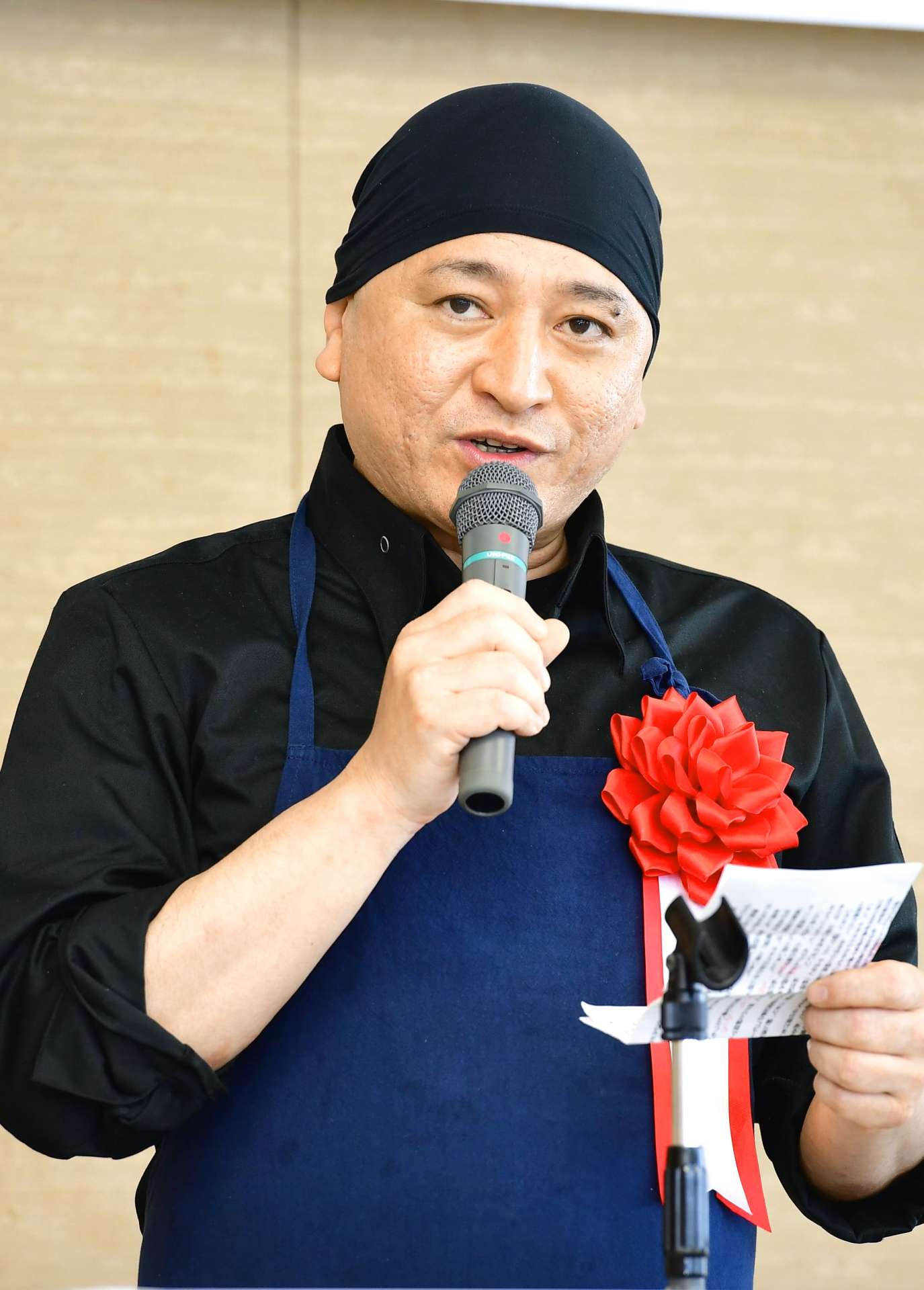 あみやたかしさん＝鹿児島市の南日本新聞社