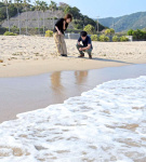最高気温２９．７度を観測した志布志市。半袖姿で砂浜散策を楽しむ人たち＝２６日午後３時４０分、同市のダグリ岬海水浴場