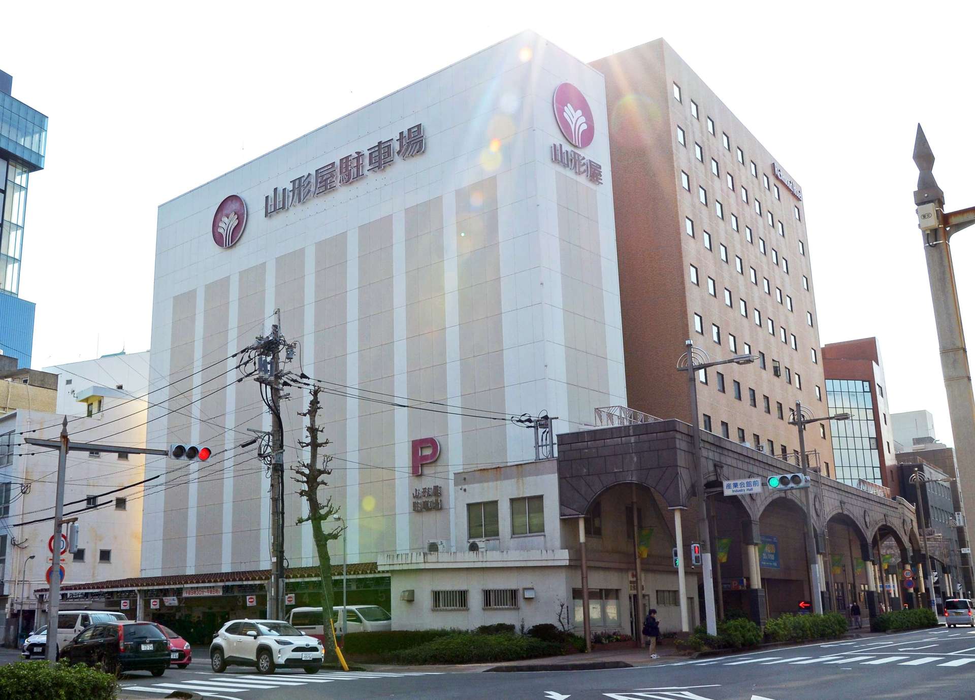 来年１月以降に営業終了する山形屋の常設駐車場＝２６日、鹿児島市