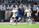 ボールをキープする鹿児島Ｕの武（１０）＝鹿児島市の白波スタジアム