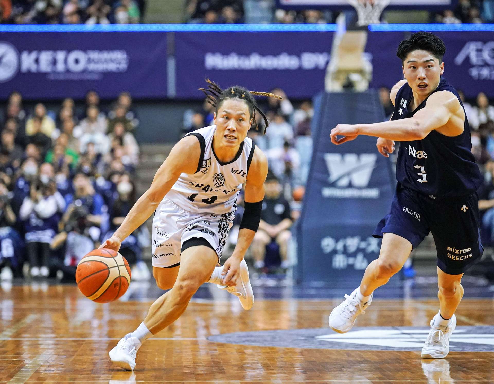 第１クオーター、ドリブルで仕掛けるレブナイズの兒玉＝千葉ポートアリーナ（Bリーグ提供）