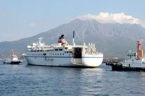船体整備のためえい航される、フェリー屋久島２＝３月１日、鹿児島市本港区南ふ頭