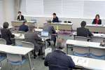 鹿児島県警の不祥事を巡る報道について議論する南日本新聞「読者と報道」委員会＝２０２４年１１月、鹿児島市の南日本新聞会館