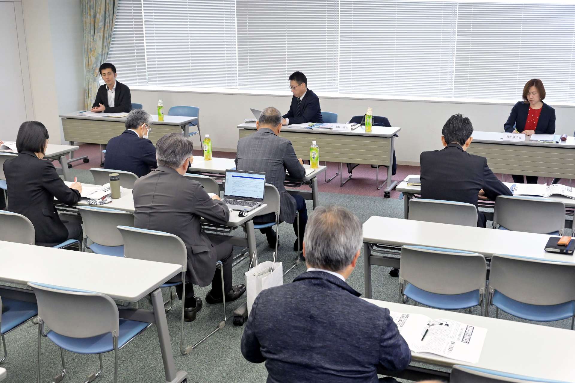 鹿児島県警の不祥事を巡る報道について議論する南日本新聞「読者と報道」委員会＝２０２４年１１月、鹿児島市の南日本新聞会館