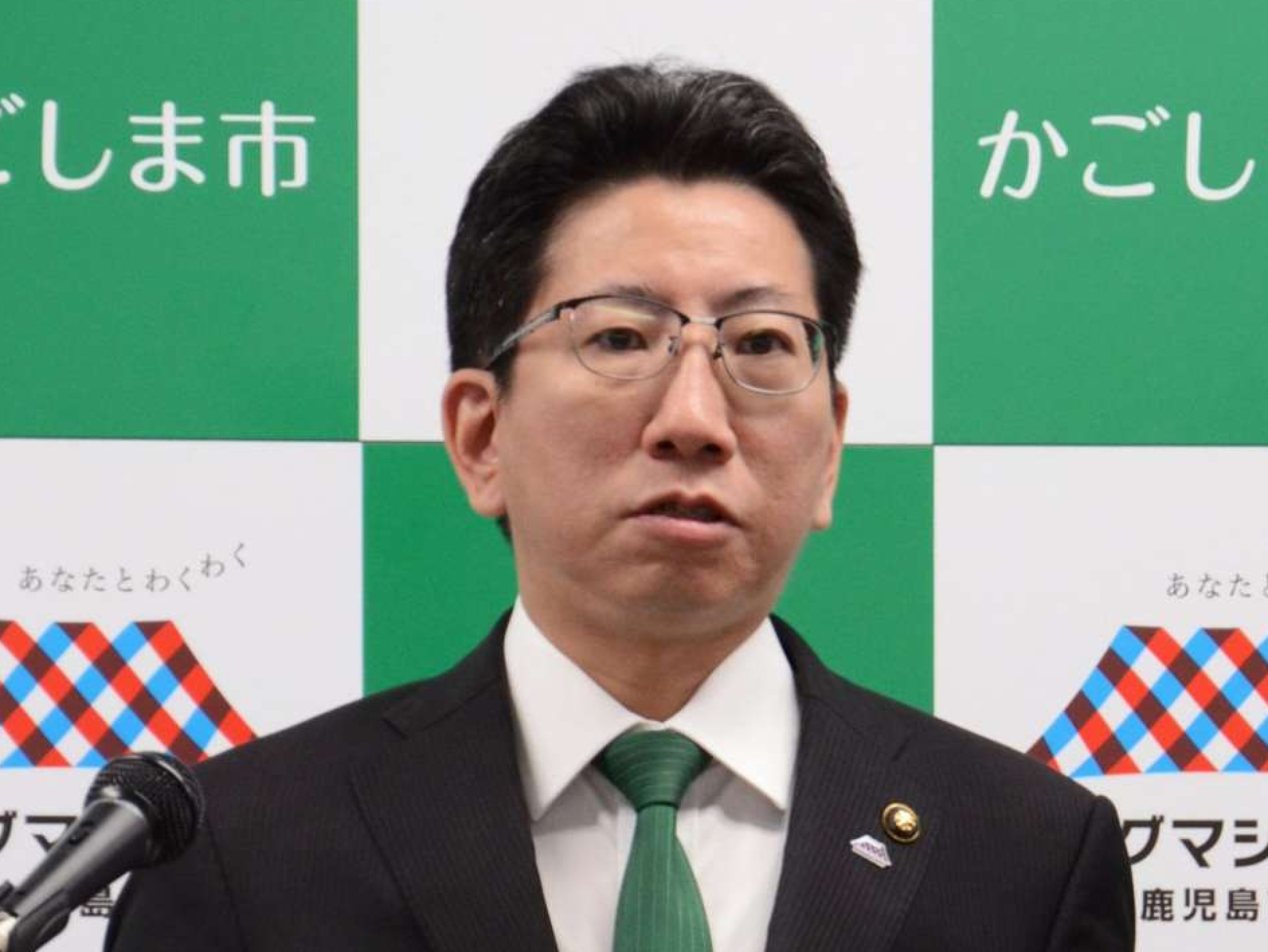 定例記者会見で、鹿児島ユナイテッドＦＣの代表交代などについて話す鹿児島市の下鶴隆央市長＝２６日、鹿児島市役所