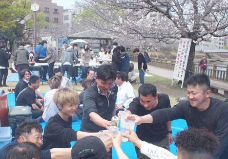 〈資料写真〉一昨年の花見で飲食を楽しむ団体客＝２０２３年４月１日、鹿児島市の甲突川河畔