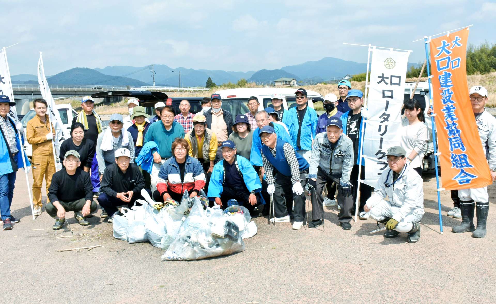 河原のごみを拾った大口ロータリークラブの会員ら＝２６日、伊佐市大口鳥巣