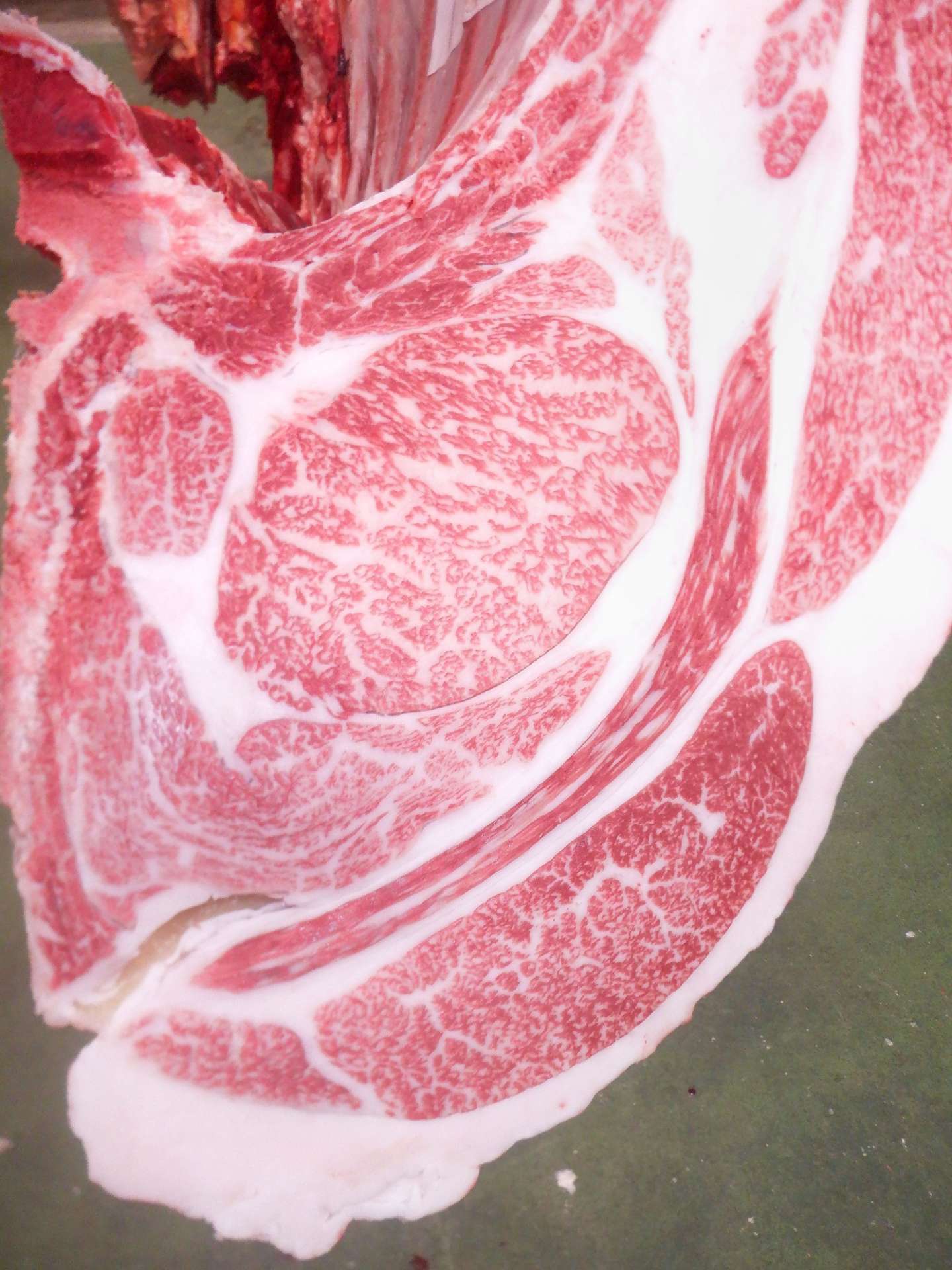 「幸翔大」の血を引く牛の枝肉（古城種畜場提供）