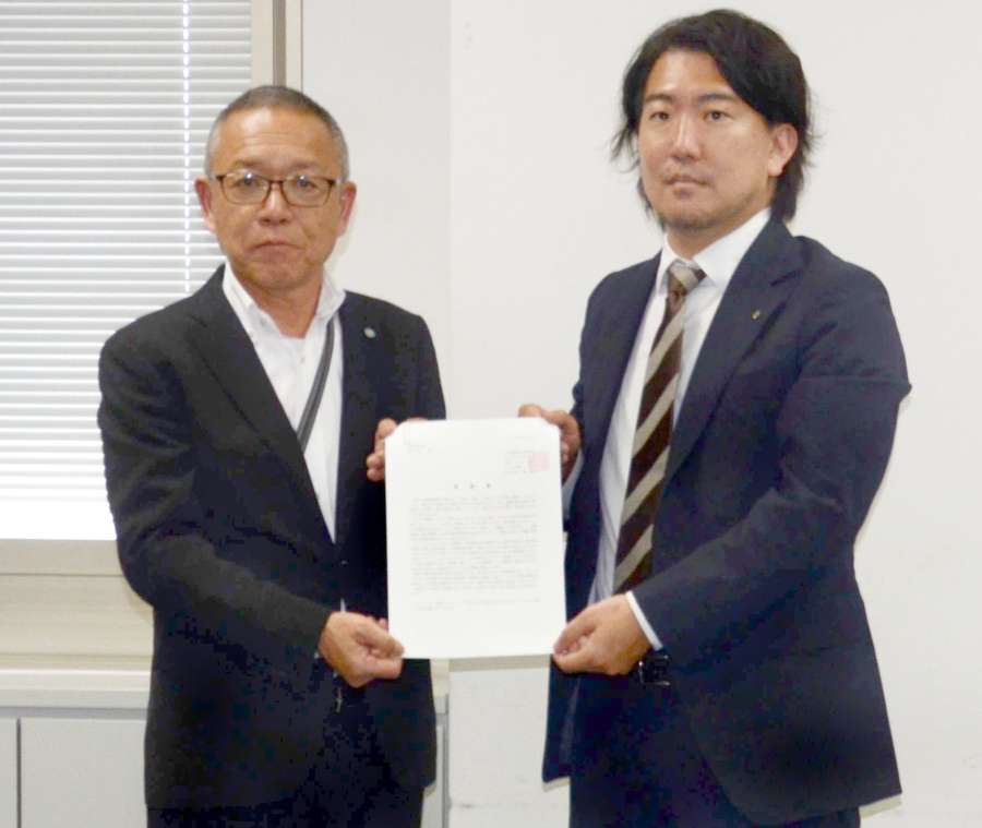 要請書を手渡す連合鹿児島の下町和三会長（左）＝２６日、鹿児島県庁