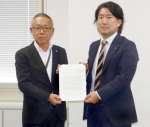 要請書を手渡す連合鹿児島の下町和三会長（左）＝２６日、鹿児島県庁