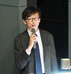 飯倉神社の宝物鏡について話す内川隆志国学院大学教授＝【預Ｓ注意】１８日、【預Ｅ注意】南九州市のミュージアム知覧