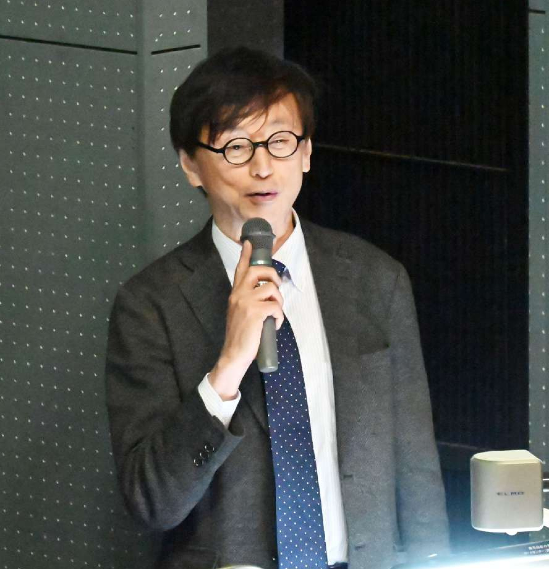 飯倉神社の宝物鏡について話す内川隆志国学院大学教授＝【預Ｓ注意】１８日、【預Ｅ注意】南九州市のミュージアム知覧