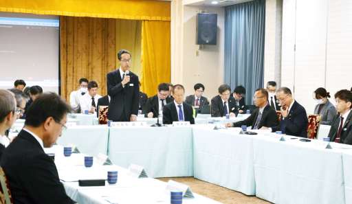 地域公共交通計画の素案が了承された法定協議会＝２６日、出水市