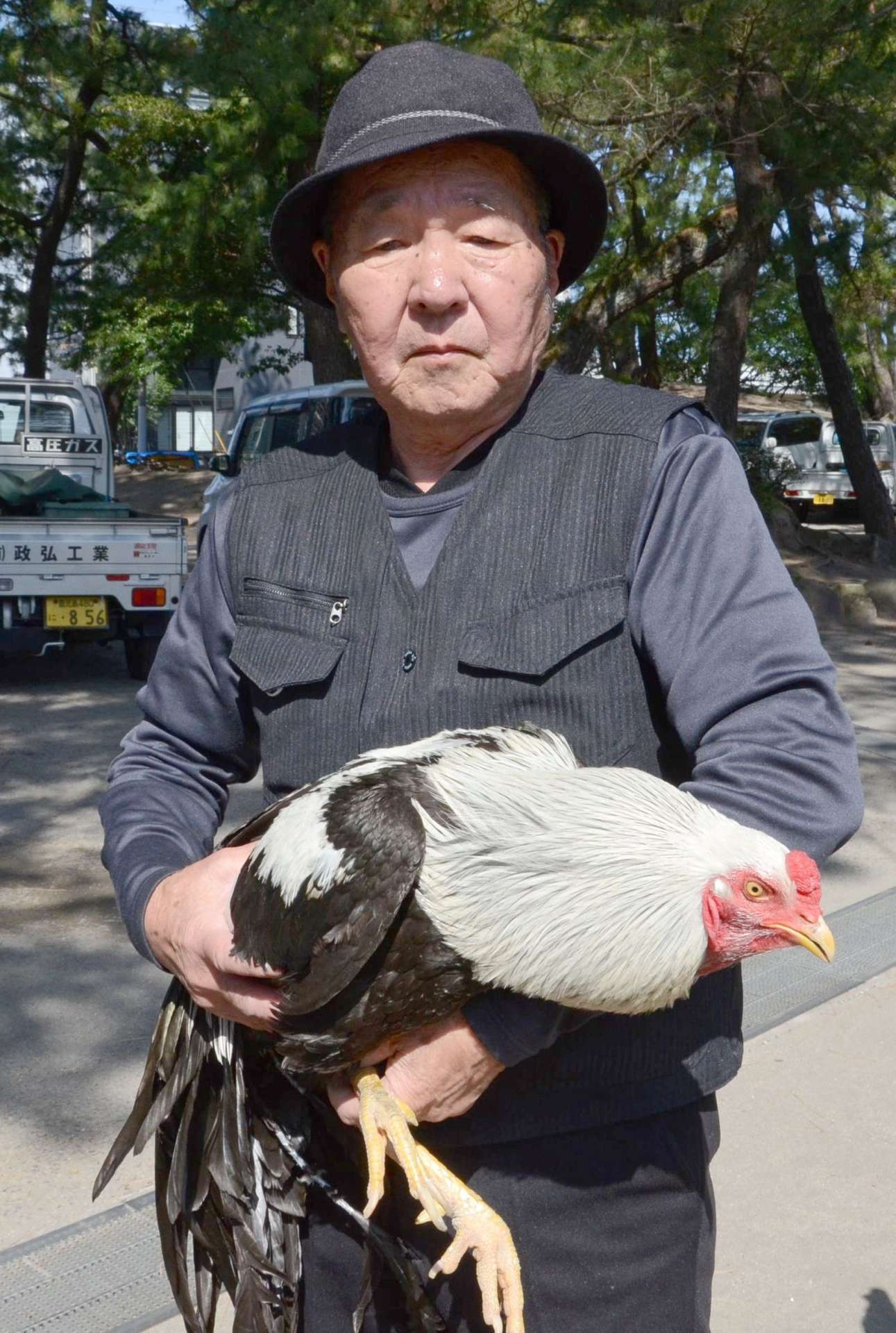 県知事賞を受賞した今村耕司さんと薩摩鶏