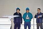 ドローンの操作方法を学ぶ猟友会のメンバーら＝さつま町白男川