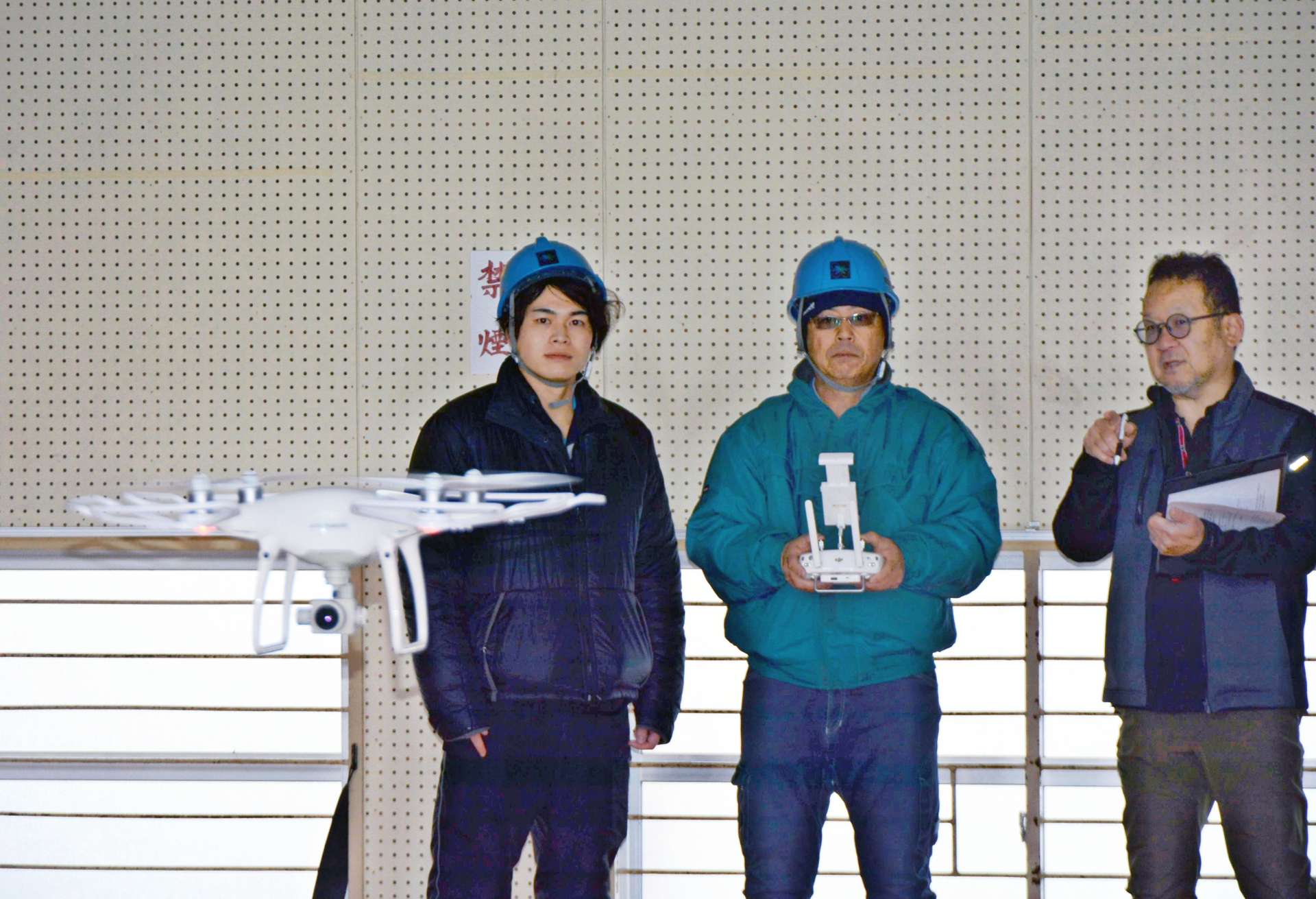 ドローンの操作方法を学ぶ猟友会のメンバーら＝さつま町白男川