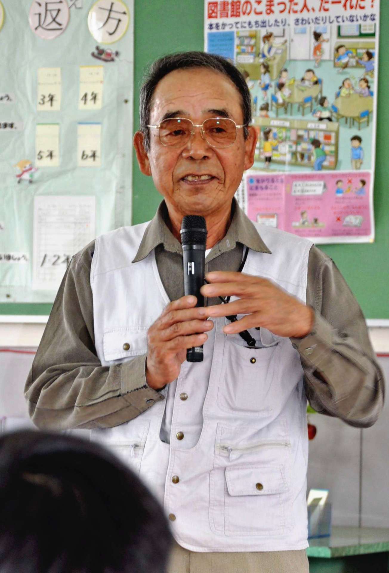 後輩の前で学童疎開について話す原田詮さん＝南種子町中平小学校