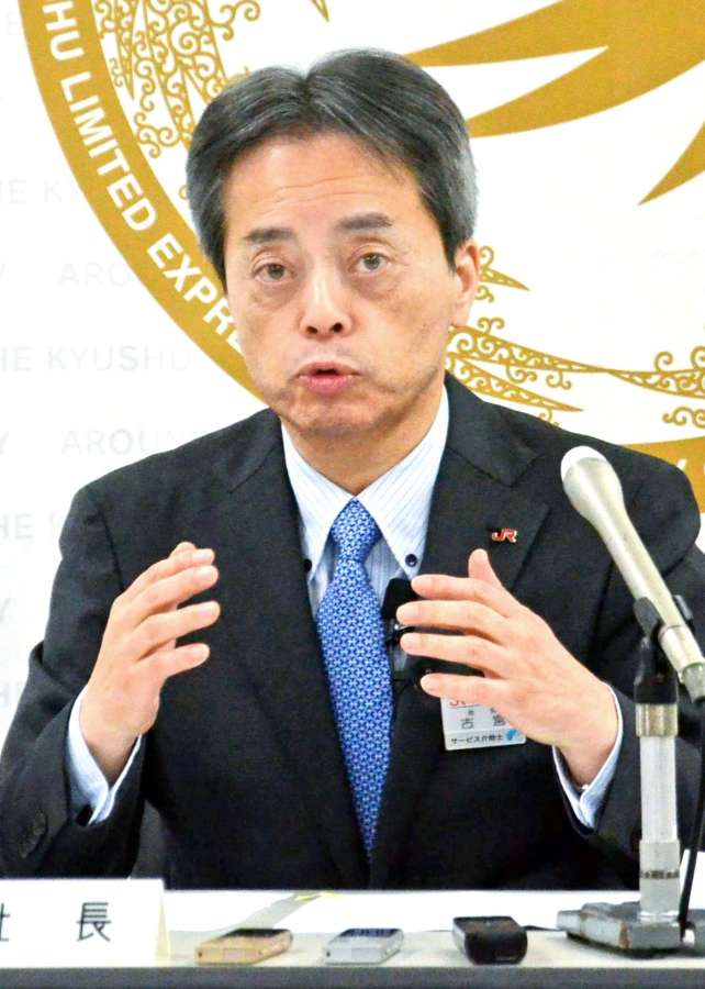 記者会見するＪＲ九州の古宮洋二社長＝２７日、福岡市