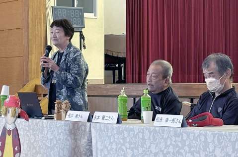 盈進小学校で開催された講座で児童に経験などを語る水俣病被害者や支援者ら＝２０２４年１０月３０日、さつま町の同校