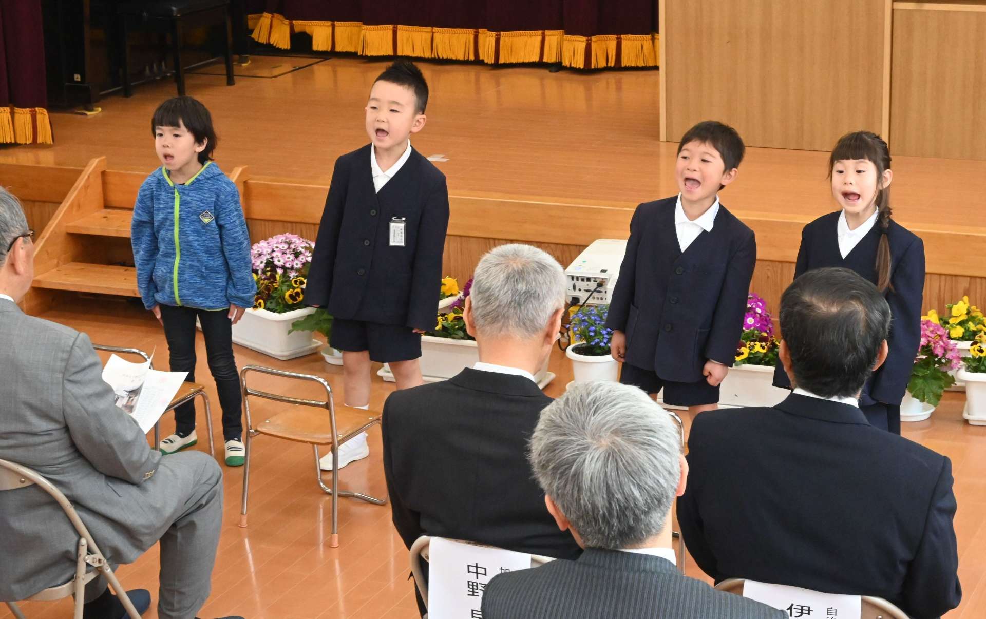 「さよならぼくたちのようちえん」を元気よく歌う卒園児＝２５日、出水市の野田小学校付属幼稚園