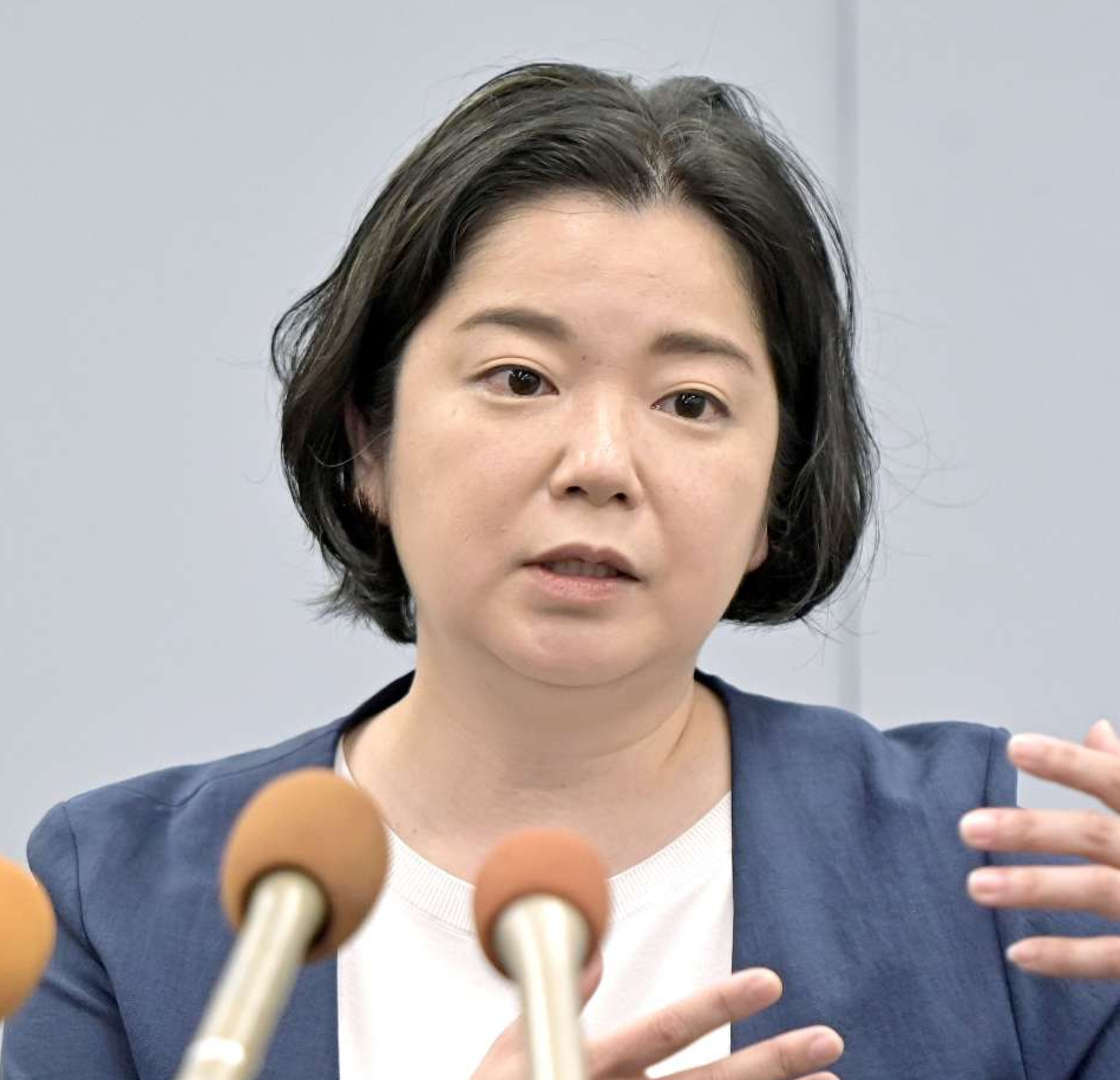 参院選出馬への思いを語る尾辻朋実氏＝２８日、県庁