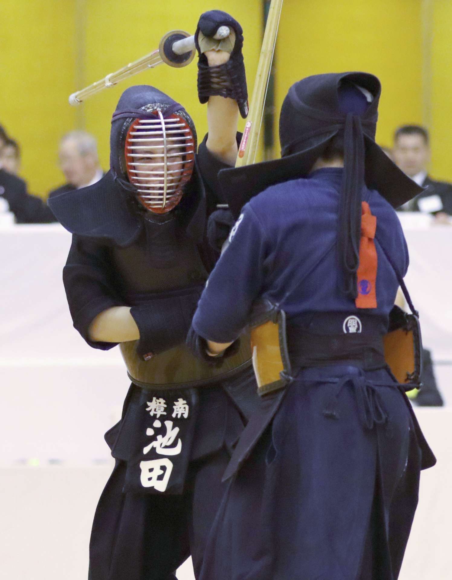 剣道の全日本高校選抜女子決勝でメンを狙う樟南の先鋒・池田＝愛知県春日井市総合体育館