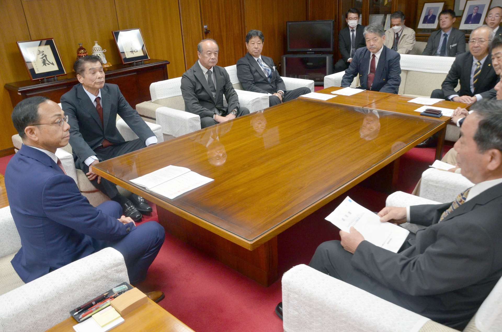都城市の池田宜永市長（左）に高崎・山田地区へのスマートＩＣ設置を要望する関係者＝２８日、同市役所