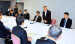 賃上げに向け意見交換する連合鹿児島と県経営者協会＝２８日、鹿児島市の鹿児島サンロイヤルホテル