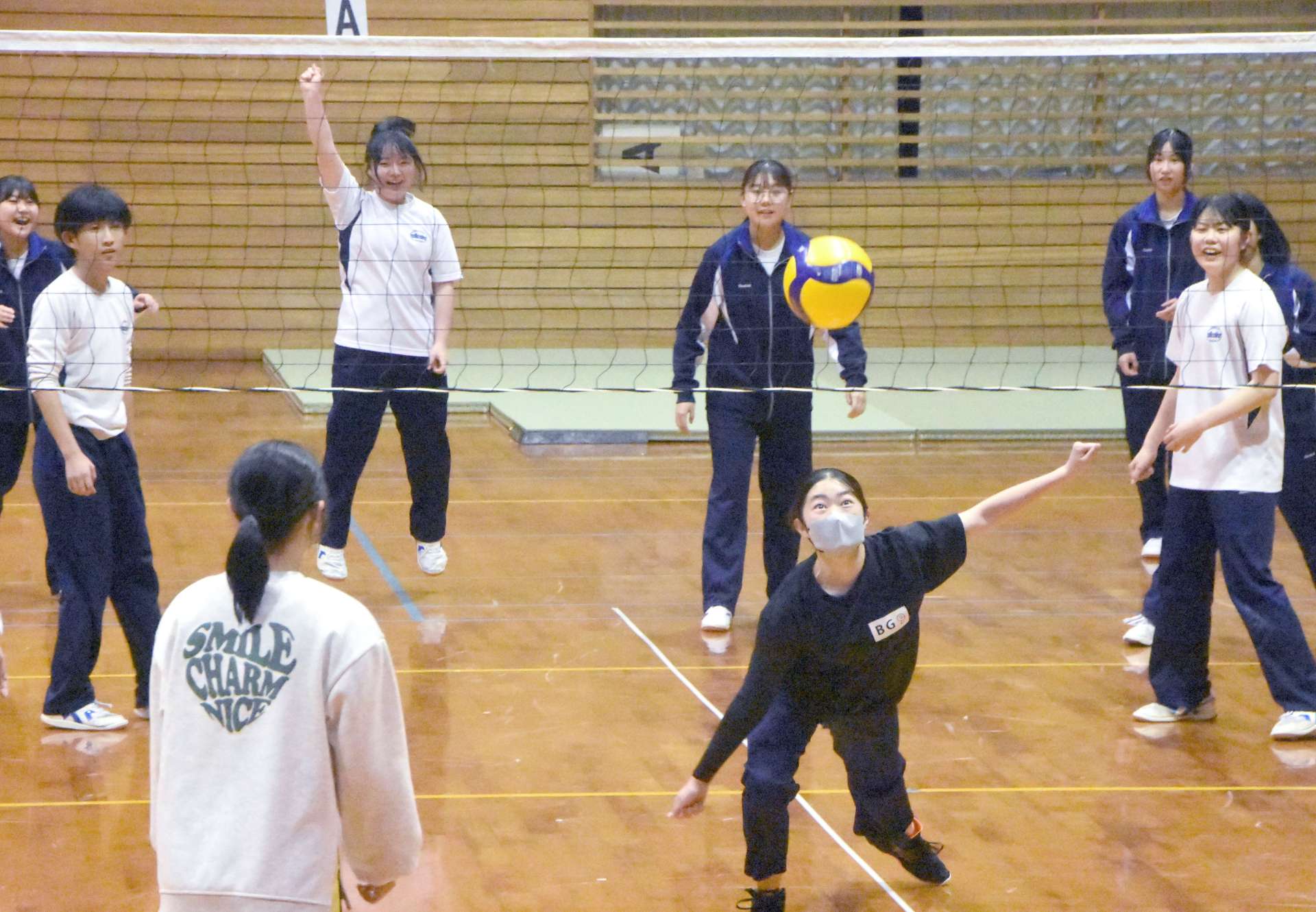 先輩たちとバレーボールで交流する新１年生（奥）＝南さつま市の坊津学園体育館