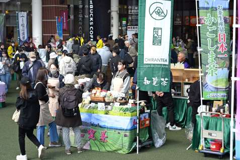 来場者でにぎわうかごしま茶日本一達成記念感謝祭＝２９日、鹿児島市のＪＲ鹿児島中央駅前アミュ広場