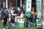 来場者でにぎわうかごしま茶日本一達成記念感謝祭＝２９日、鹿児島市のＪＲ鹿児島中央駅前アミュ広場